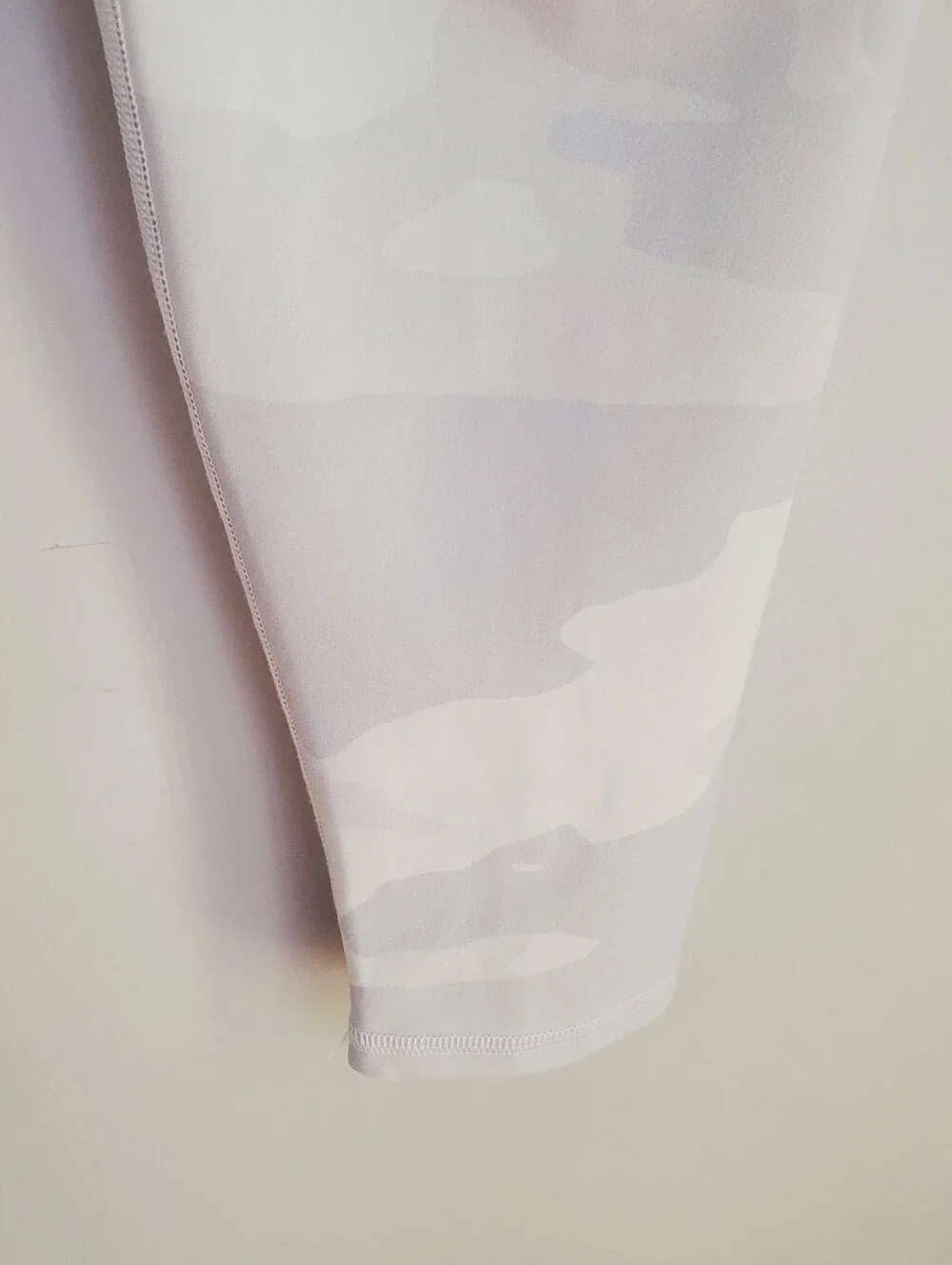 Alo Yoga High-Waist White Camo Vapor Legging Size Large